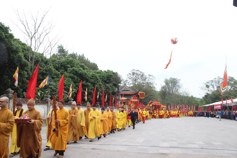 Quang cảnh lễ rước nước trước giờ khai hội tại khuôn viên chùa Côn Sơn. (Ảnh: Mạnh Minh/TTXVN) 