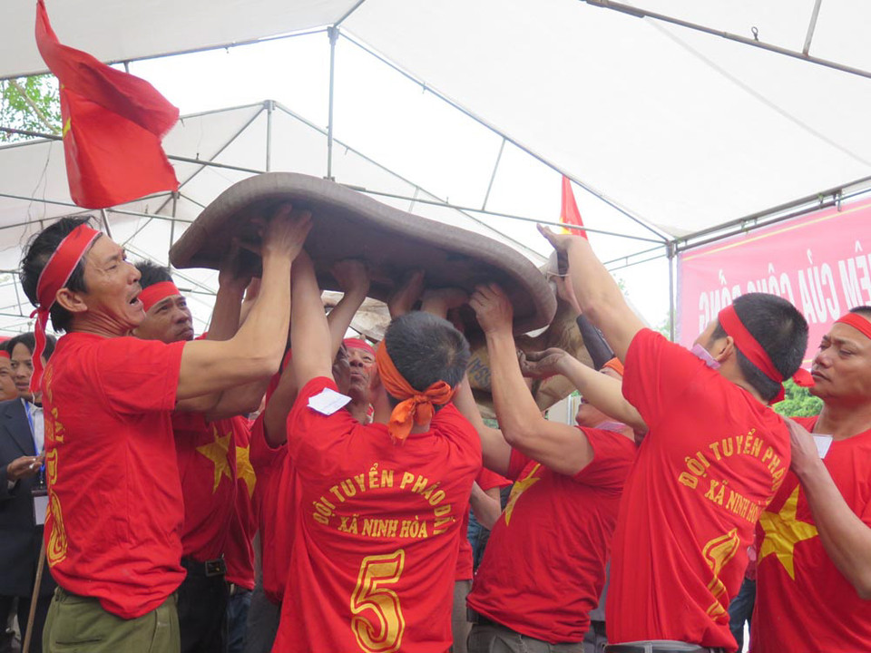 Các pháo thủ hò reo khi gieo pháo. (Ảnh: Mạnh Minh/TTXVN)