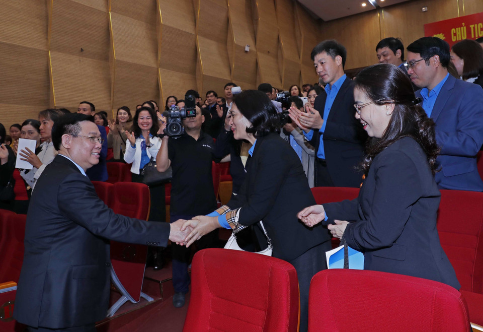 Chủ tịch Quốc hội Vương Đình Huệ với các cử tri. (Ảnh: Nhan Sáng/TTXVN)