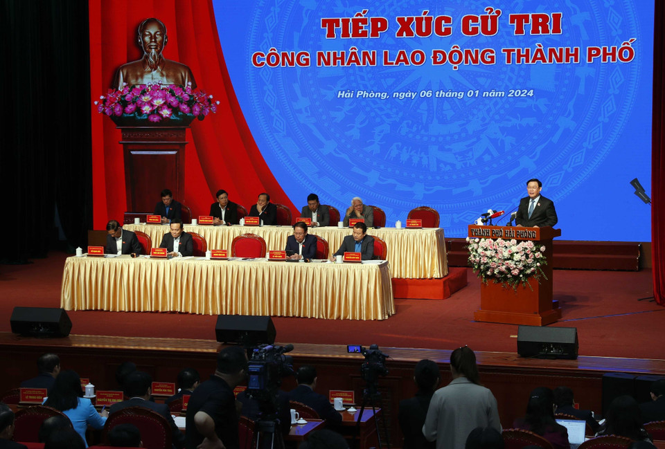 Chủ tịch Quốc hội Vương Đình Huệ trả lời ý kiến cử tri. (Ảnh: Nhan Sáng/TTXVN)