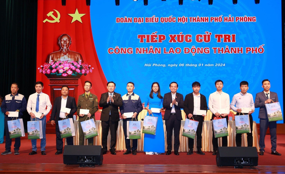 Chủ tịch Quốc hội Vương Đình Huệ tặng quà cho các công nhân có thành tích xuất sắc trong lao động, sản xuất. (Ảnh: Nhan Sáng/TTXVN)