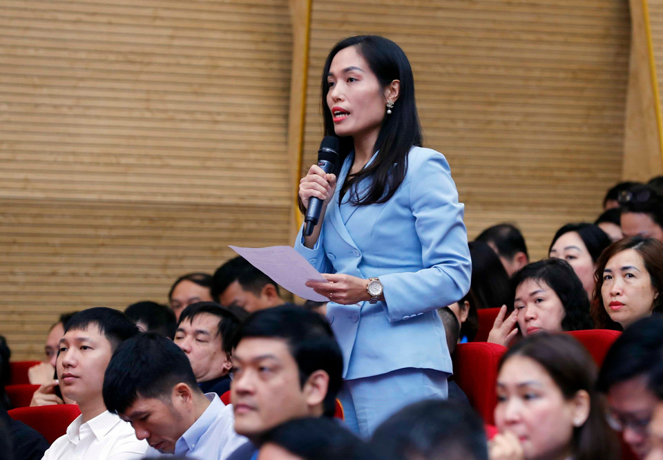 Cử tri Vũ Thị Bích Hạnh, công tác tại Chi cục Dân số Kế hoạch hóa Gia đình thành phố Hải Phòng đặt câu hỏi. (Ảnh: Nhan Sáng/TTXVN)