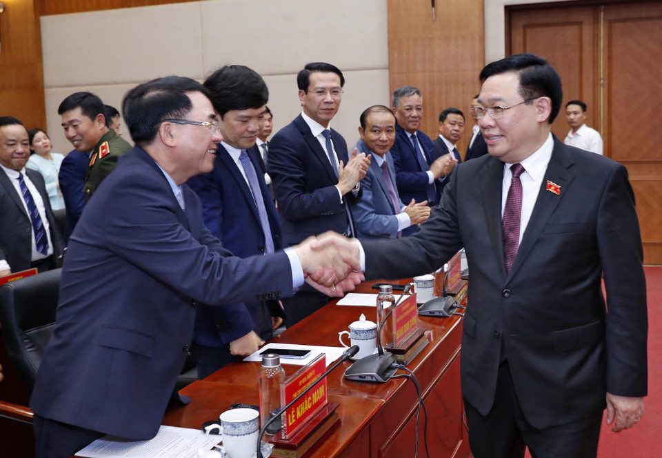 Chủ tịch Quốc hội Vương Đình Huệ với các lãnh đạo chủ chốt thành phố Hải Phòng. (Ảnh: Nhan Sáng/TTXVN)