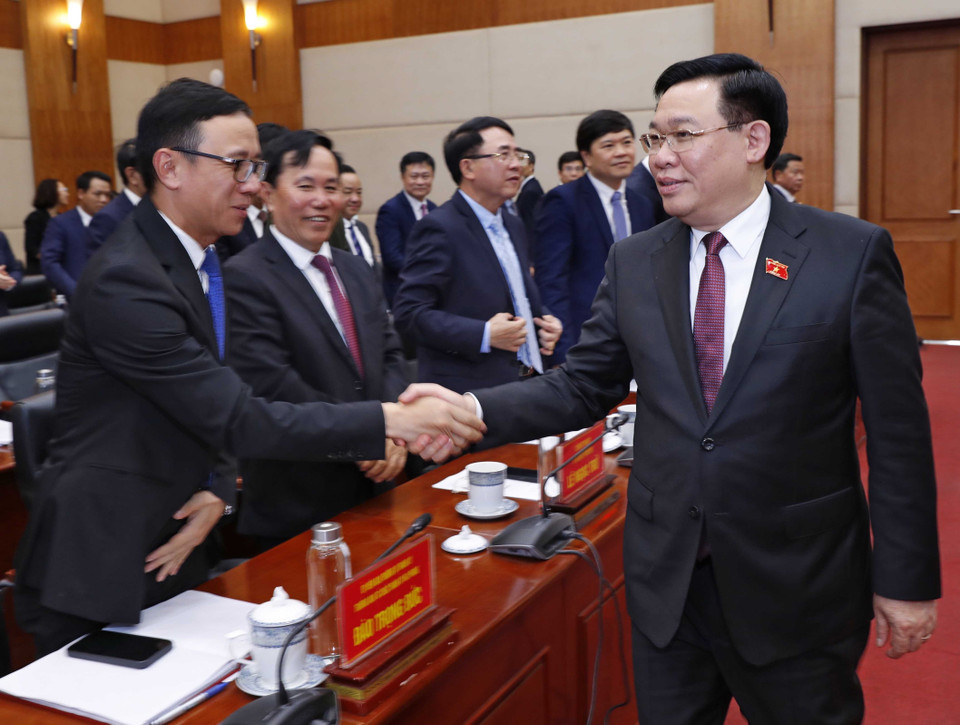 Chủ tịch Quốc hội Vương Đình Huệ với các lãnh đạo chủ chốt thành phố Hải Phòng. (Ảnh: Nhan Sáng/TTXVN)