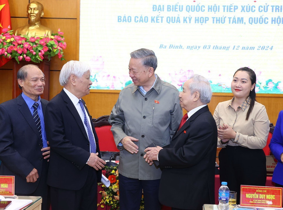 Tổng Bí thư Tô Lâm với các cử tri. (Ảnh: Văn Điệp/TTXVN)