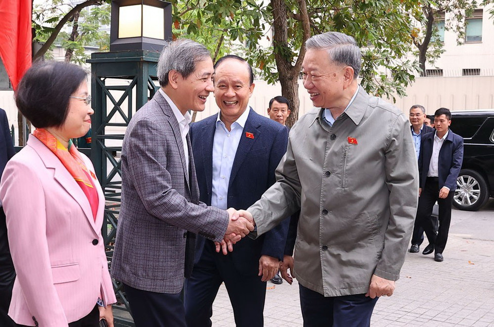 Tổng Bí thư Tô Lâm với các đại biểu tại buổi tiếp xúc cử tri. (Ảnh: Văn Điệp/TTXVN)