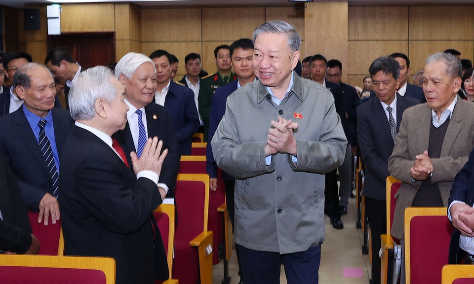 Tổng Bí thư Tô Lâm với các cử tri. (Ảnh: Văn Điệp/TTXVN)