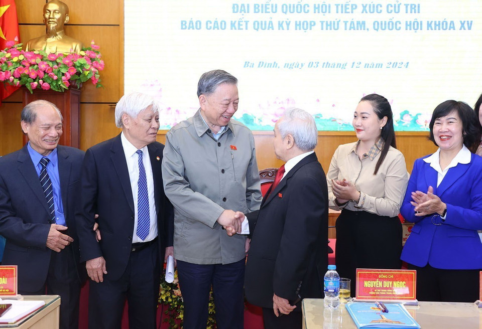 Tổng Bí thư Tô Lâm với các cử tri. (Ảnh: Văn Điệp/TTXVN)