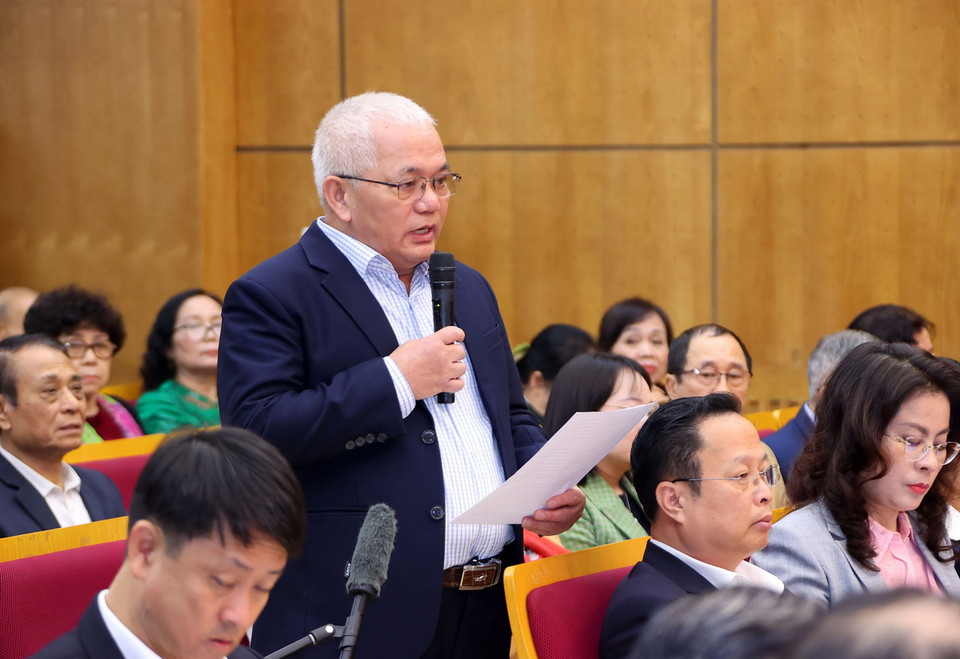 Cử tri quận Hai Bà Trưng phát biểu ý kiến. (Ảnh: Văn Điệp/TTXVN)