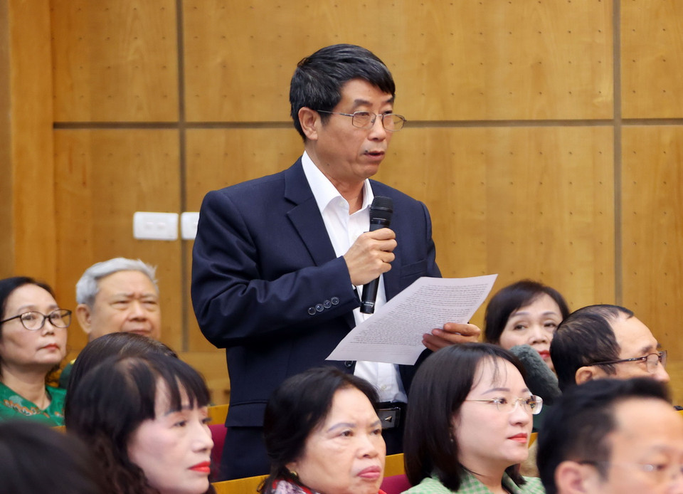 Cử tri quận Đống Đa phát biểu ý kiến. (Ảnh: Văn Điệp/TTXVN)