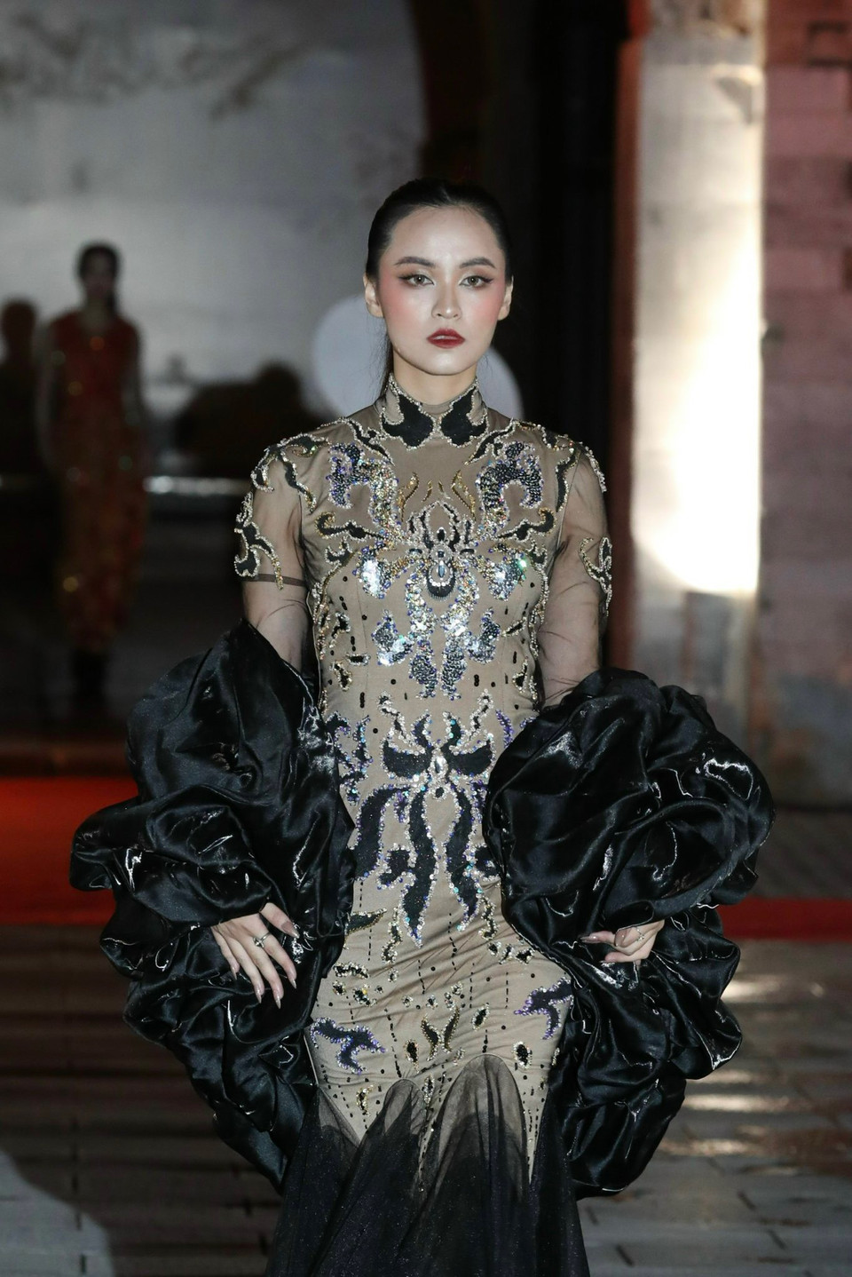 Kỹ thuật kết cườm tỷ mỷ trong từng thiết kế. (Ảnh: Mai Mai/Vietnam+)