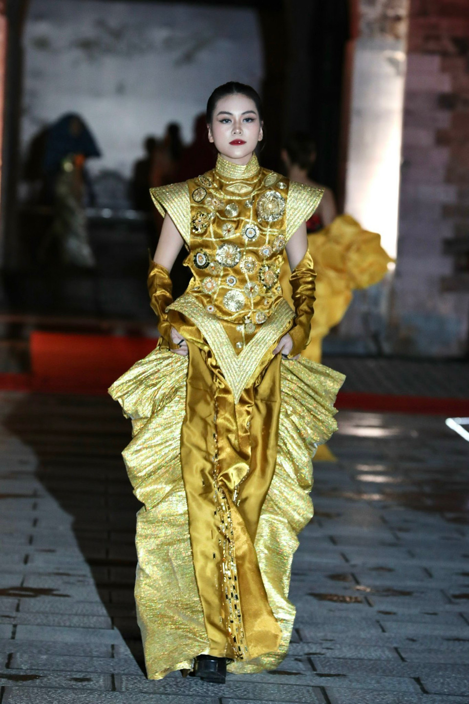 Kỹ thuật kết cườm trên vải cùng ứng dụng hữu ích trong thời trang nước bạn đã tạo nguồn cảm hứng cho những nhà tạo mốt Việt có mặt tại chương trình biểu diễn. (Ảnh: Mai Mai/Vietnam+)