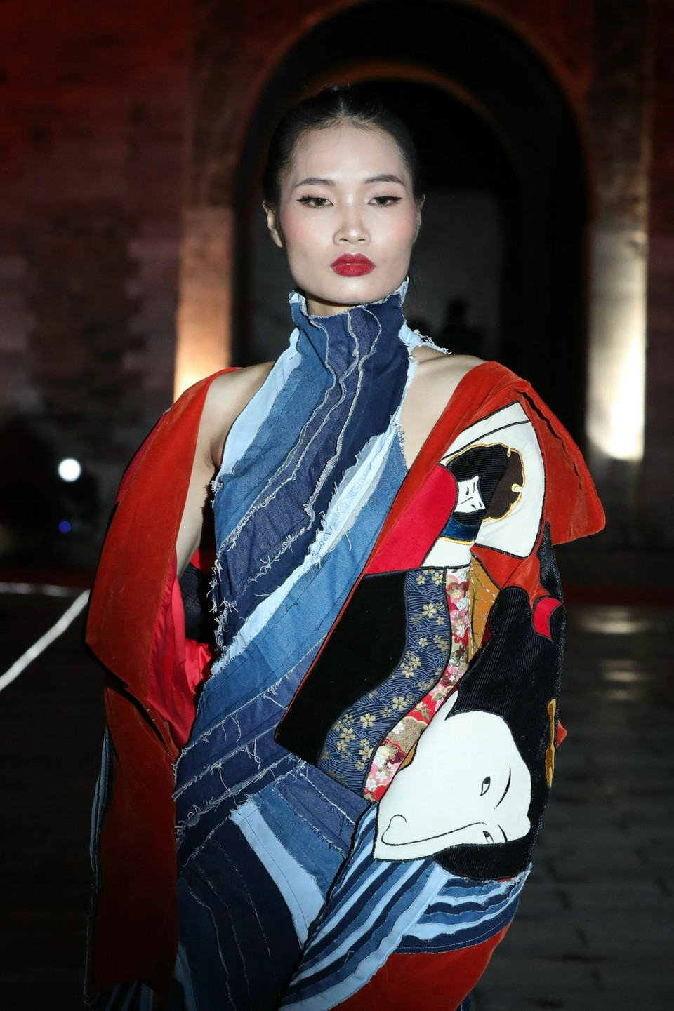 Bộ sưu tập thời trang còn mang đến những âm hưởng giao thoa giữa các nền văn hoá. (Ảnh: Mai Mai/Vietnam+)