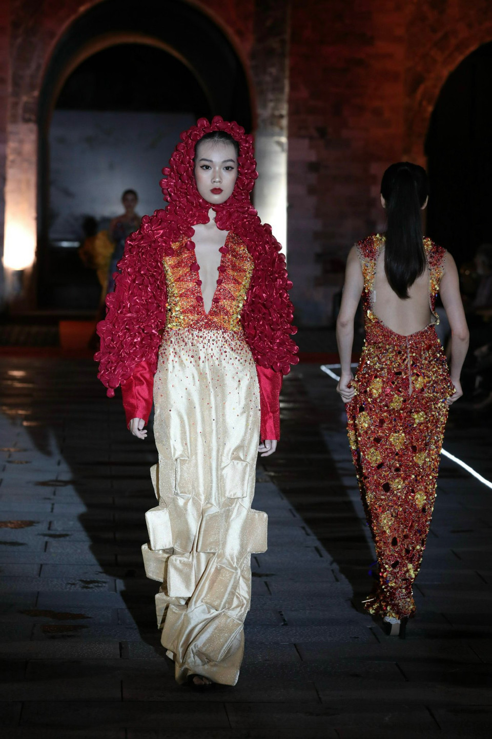 Kỹ thuật kết cườm ứng dụng trên nhiều chất liệu vải. (Ảnh: Mai Mai/Vietnam+)