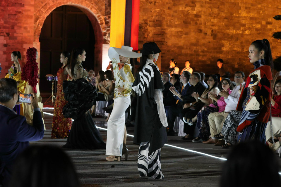 Buổi biểu diễn đã mang đến một dư âm đẹp cho giới mộ điệu thời trang Thủ đô. (Ảnh: Mai Mai/Vietnam+)