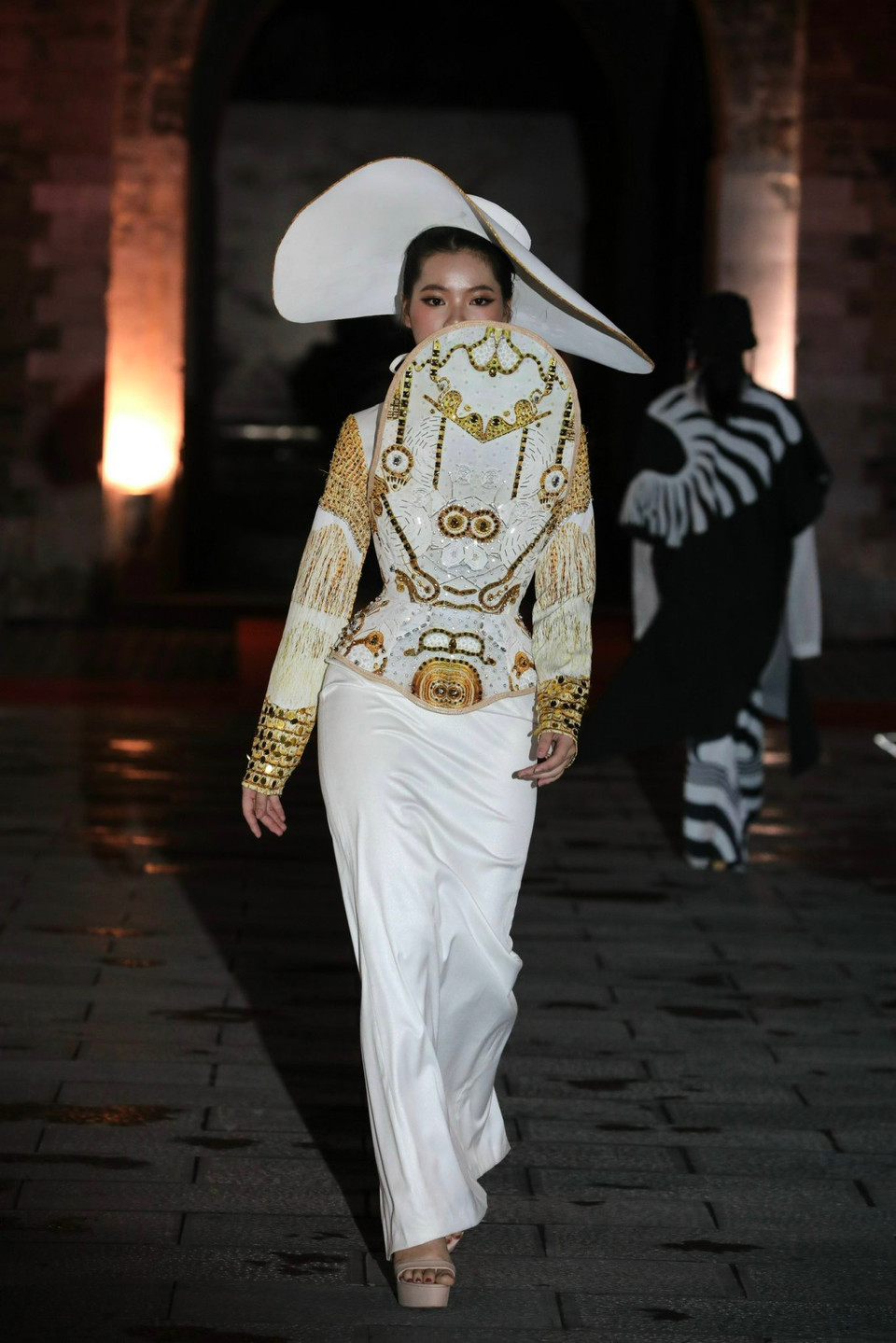 Chương trình do nhiều người mẫu ngoại đạo trình diễn. (Ảnh: Mai Mai/Vietnam+)