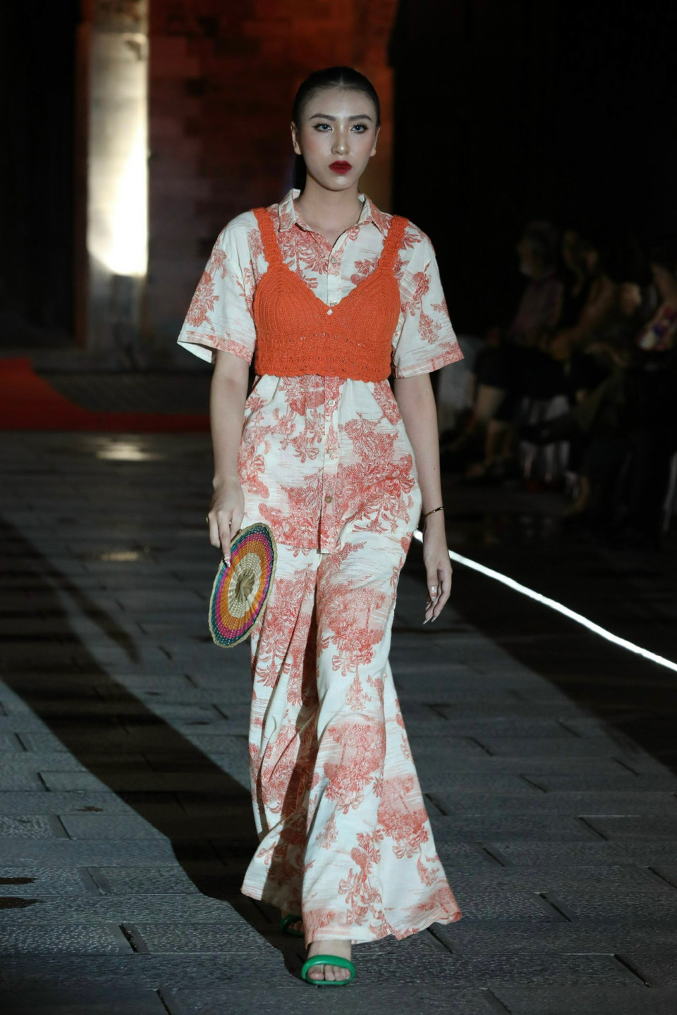 Trong nền nghệ thuật Colombia, nghệ thuật kết cườm là một trong những hình thức có sức ảnh hưởng lớn, đặc biệt ứng dụng trong thời trang. (Ảnh: Mai Mai/Vietnam+)