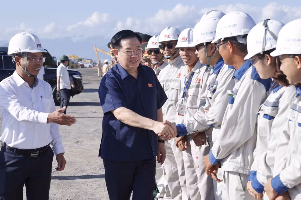 Chủ tịch Quốc hội Vương Đình Huệ thăm động viên công nhân thi công tại Dự án Cảng Liên Chiểu. (Ảnh: Doãn Tấn/TTXVN)