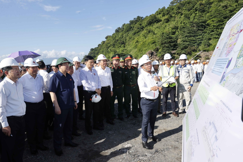 Chủ tịch Quốc hội Vương Đình Huệ nghe đơn vị thi công thuyết trình về Dự án Cảng Liên Chiểu. (Ảnh: Doãn Tấn/TTXVN)