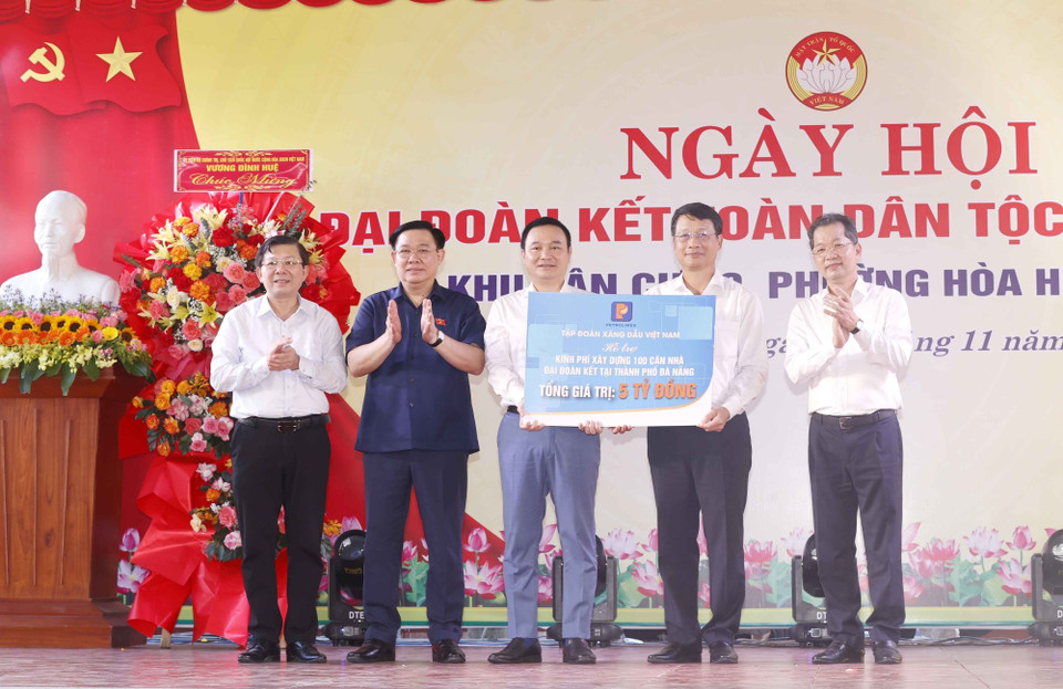 Chủ tịch Quốc hội Vương Đình Huệ và đại biểu chứng kiến Tập đoàn Xăng dầu Việt Nam trao 5 tỷ đồng, kinh phí xây dựng 100 căn nhà đại đoàn kết tại Đà Nẵng. (Ảnh: Doãn Tấn/TTXVN)