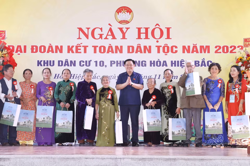 Chủ tịch Quốc hội Vương Đình Huệ trao quà cho các hộ gia đình tiêu biểu, gia đình chính sách. (Ảnh: Doãn Tấn/TTXVN)