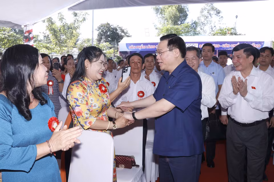 Chủ tịch Quốc hội Vương Đình Huệ với đại biểu. (Ảnh: Doãn Tấn/TTXVN)