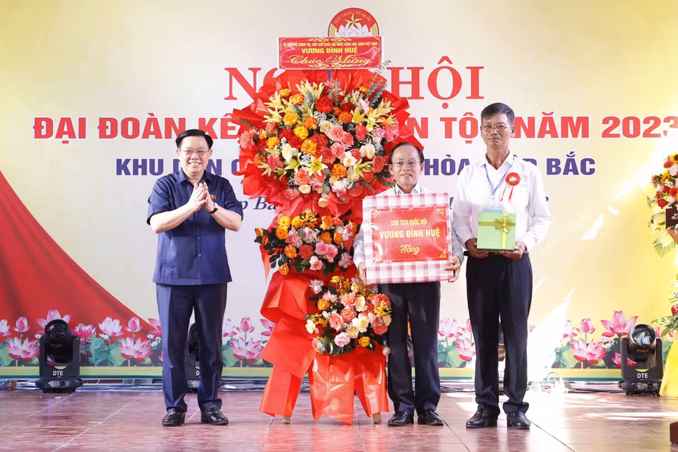 Chủ tịch Quốc hội Vương Đình Huệ tặng hoa và quà chúc mừng Khu dân cư số 10. (Ảnh: Doãn Tấn/TTXVN)