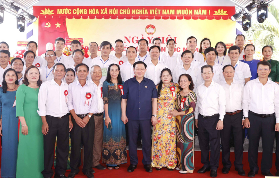 Chủ tịch Quốc hội Vương Đình Huệ với đại biểu. (Ảnh: Doãn Tấn/TTXVN)