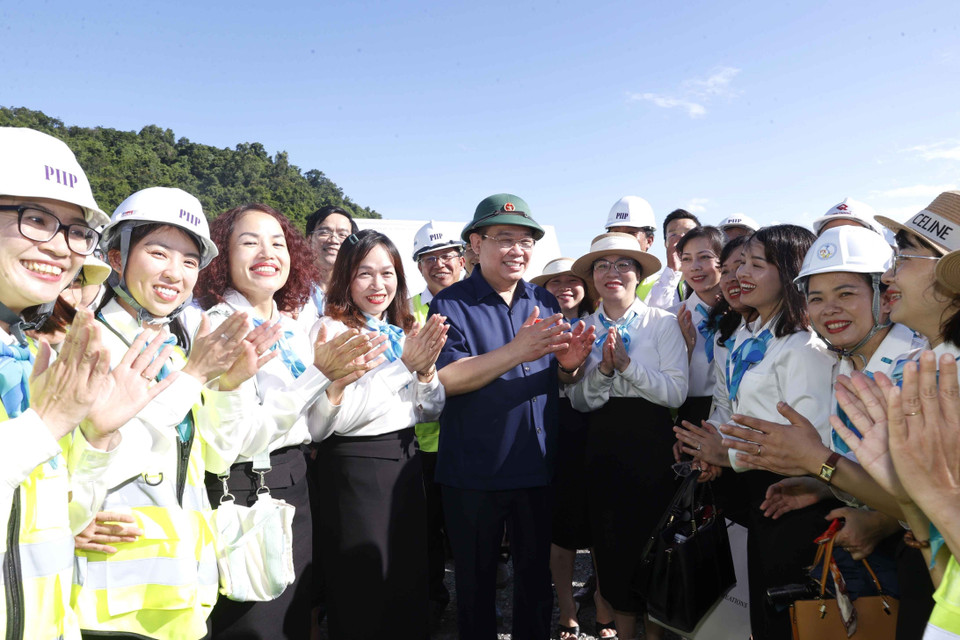 Chủ tịch Quốc hội Vương Đình Huệ với nhân viên đơn vị nhà thầu thi công tại Dự án Cảng Liên Chiểu. (Ảnh: Doãn Tấn/TTXVN)