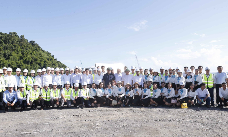 Chủ tịch Quốc hội Vương Đình Huệ với công nhân, nhân viên của đơn vị nhà thầu thi công tại Dự án Cảng Liên Chiểu. (Ảnh: Doãn Tấn/TTXVN)