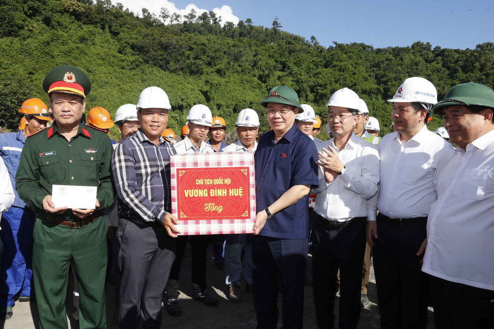 Chủ tịch Quốc hội Vương Đình Huệ tặng quà công nhân thi công tại Dự án Cảng Liên Chiểu. (Ảnh: Doãn Tấn/TTXVN)