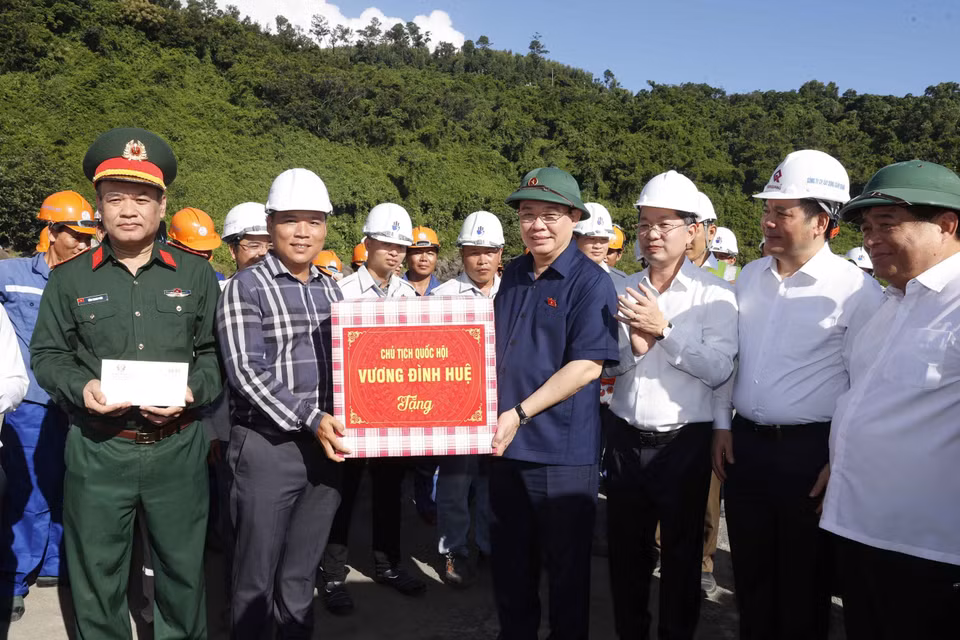 Chủ tịch Quốc hội Vương Đình Huệ tặng quà công nhân thi công tại Dự án Cảng Liên Chiểu. (Ảnh: Doãn Tấn/TTXVN)
