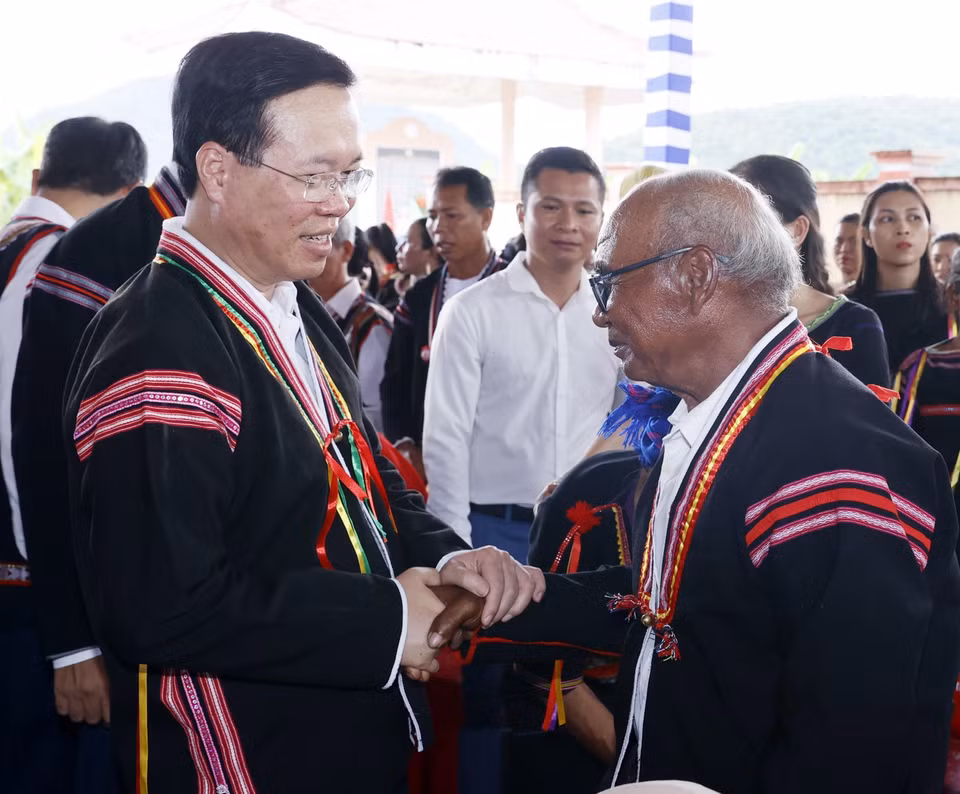 Chủ tịch nước Võ Văn Thưởng với người dân tại Liên khu dân cư xã Suối Trai, huyện Sơn Hòa. (Ảnh: Thống Nhất/TTXVN)