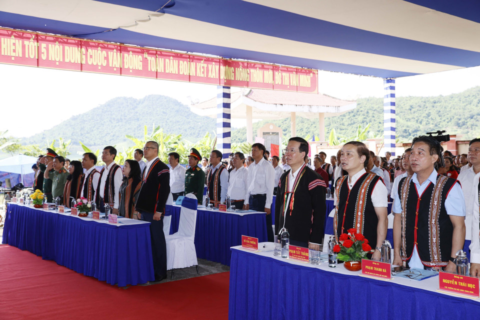 Chủ tịch nước Võ Văn Thưởng dự Ngày hội Đại Đoàn kết toàn Dân tộc tại Liên khu dân cư xã Suối Trai, huyện Sơn Hòa. (Ảnh: Thống Nhất/TTXVN)