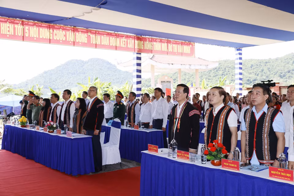 Chủ tịch nước Võ Văn Thưởng dự Ngày hội Đại Đoàn kết toàn Dân tộc tại Liên khu dân cư xã Suối Trai, huyện Sơn Hòa. (Ảnh: Thống Nhất/TTXVN)