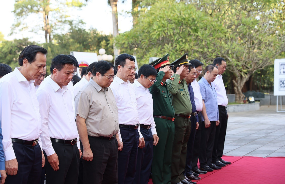 Thủ tướng Phạm Minh Chính tưởng niệm Bác Hồ. (Ảnh: Dương Giang/TTXVN)