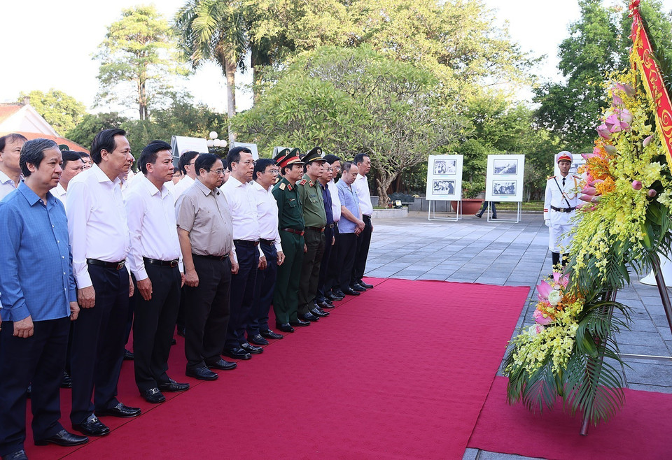 Trong chuyến thăm và làm việc tại Thanh Hóa sáng 11/11, Thủ tướng Phạm Minh Chính và Đoàn Công tác đến dâng hương, hoa tại Khu Văn hóa Tưởng niệm Bác Hồ. (Ảnh: Dương Giang/TTXVN)