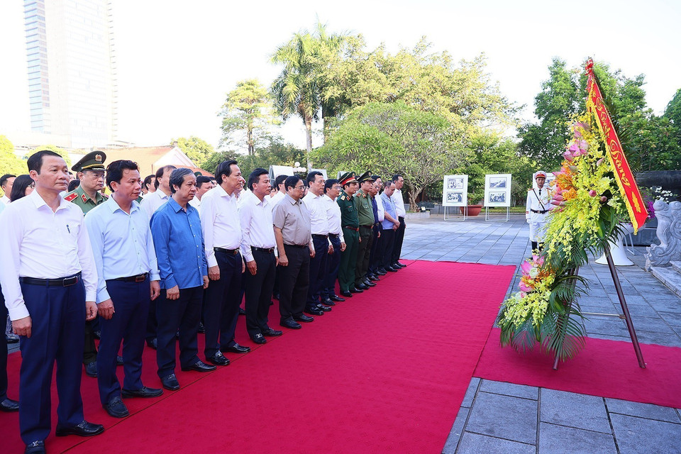 Thủ tướng Phạm Minh Chính và Đoàn Công tác đến dâng hoa tưởng niệm Bác Hồ. (Ảnh: Dương Giang/TTXVN)
