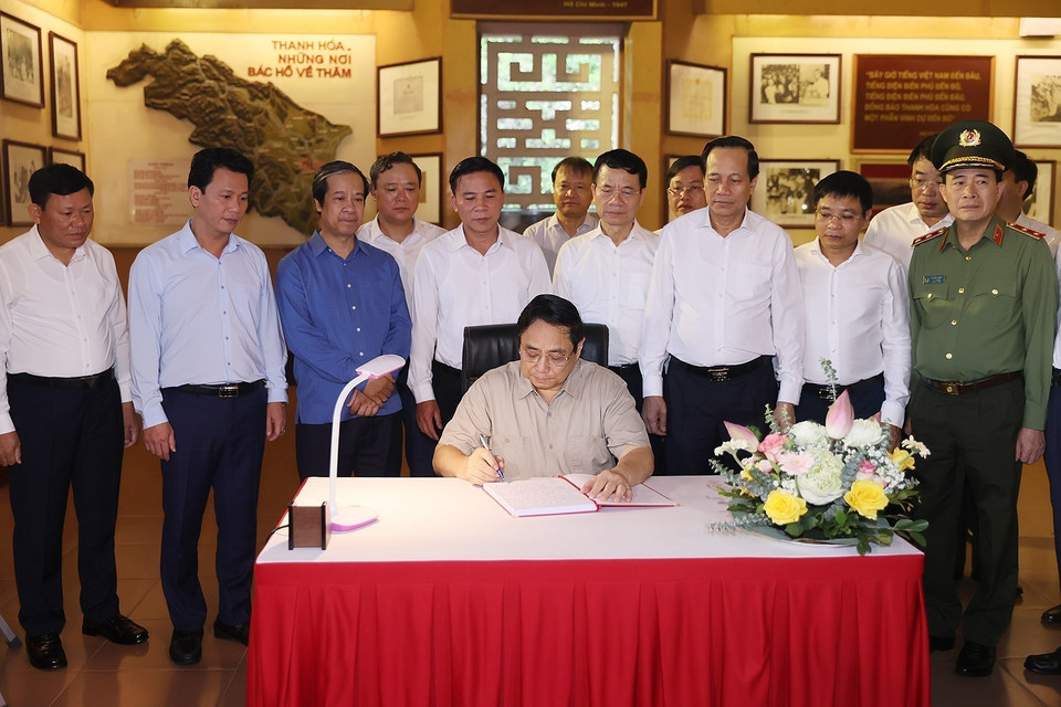 Thủ tướng Phạm Minh Chính viết sổ lưu niệm khi đến thăm Khu Văn hóa Tưởng niệm Bác Hồ. (Ảnh: Dương Giang/TTXVN)