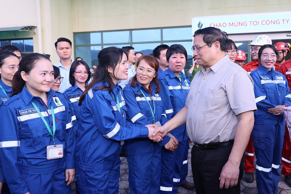 Thủ tướng Phạm Minh Chính với kỹ sư, công nhân Nhà máy Lọc hóa dầu Nghi Sơn. (Ảnh: Dương Giang/TTXVN)