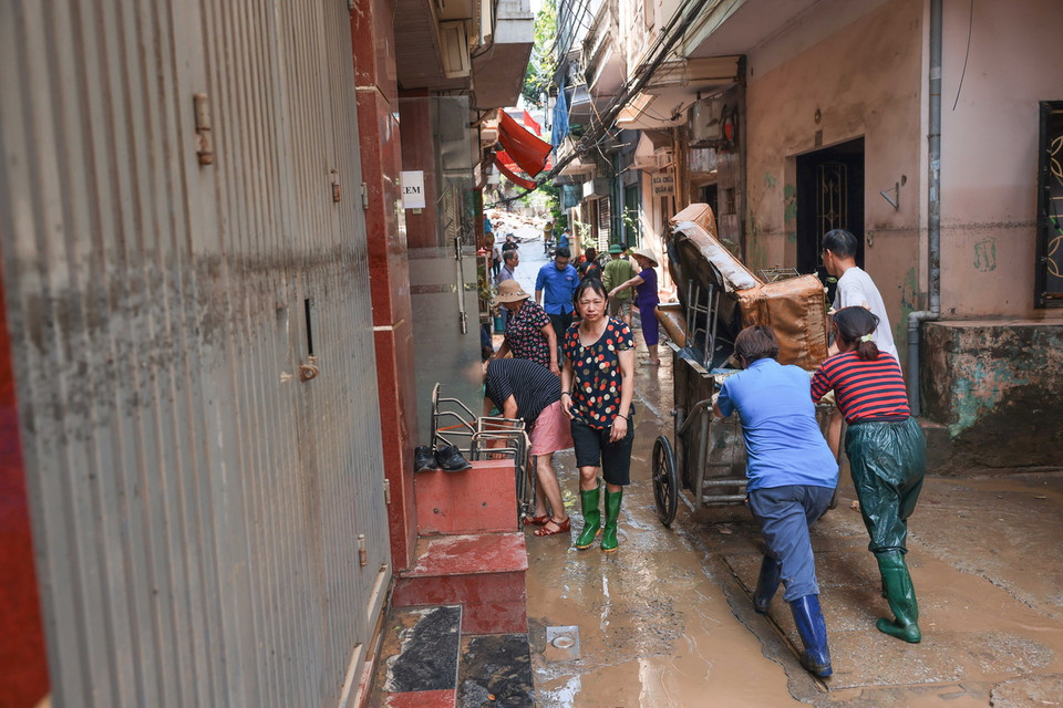 Mức nước ngập trên cửa, trên tường ngõ 823 đường Hồng Hà. (Ảnh: Hoàng Hiếu/TTXVN)