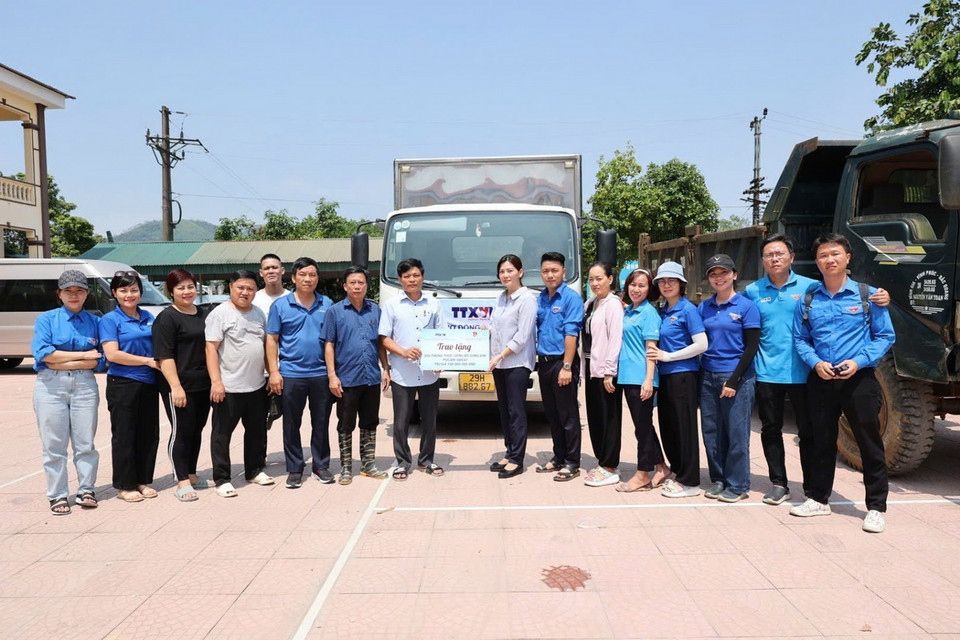 Đại diện Trung tâm Phát triển Truyền thông Thông tấn trao tặng 300 thùng thức uống bổ sung ion Pocari Sweat. (Ảnh: Tạ Toàn/TTXVN)