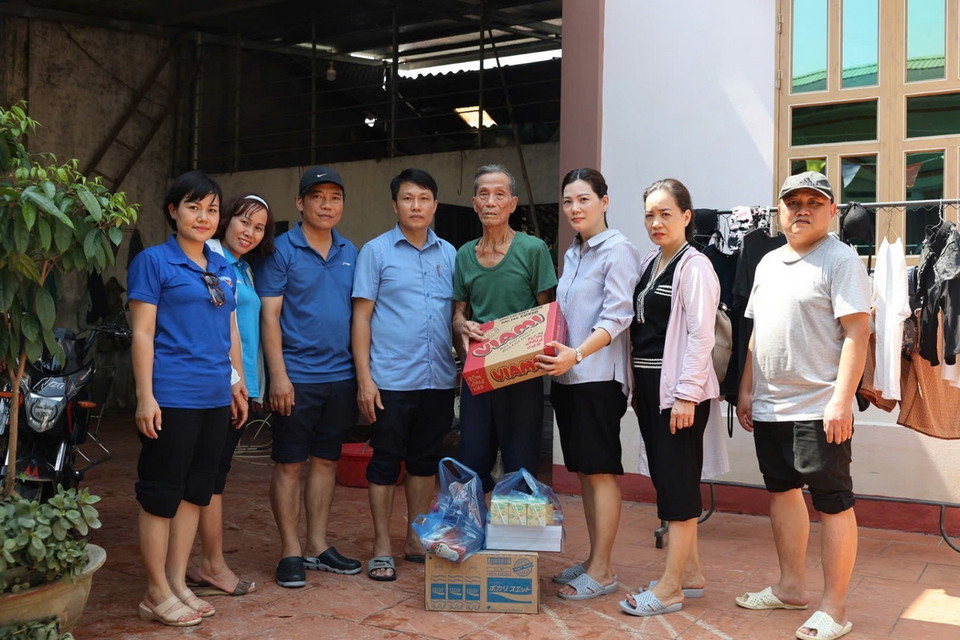 Đoàn công tác Đoàn Thanh niên TTXVN và Trung tâm Phát triển Truyền thông thông tấn trực tiếp đến thăm hỏi, hỗ trợ các hộ gia đình bị ảnh hưởng sau cơn bão số 3 tại huyện Hạ Hòa (Ảnh: Tạ Toàn/TTXVN)
