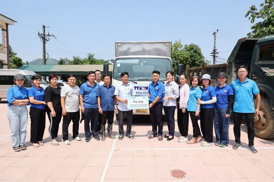 Đại diện Đoàn Thanh niên TTXVN trao tặng 300 phần quà nhu yếu phẩm và 25 bộ dụng cụ lao động. (Ảnh: Tạ Toàn/TTXVN)