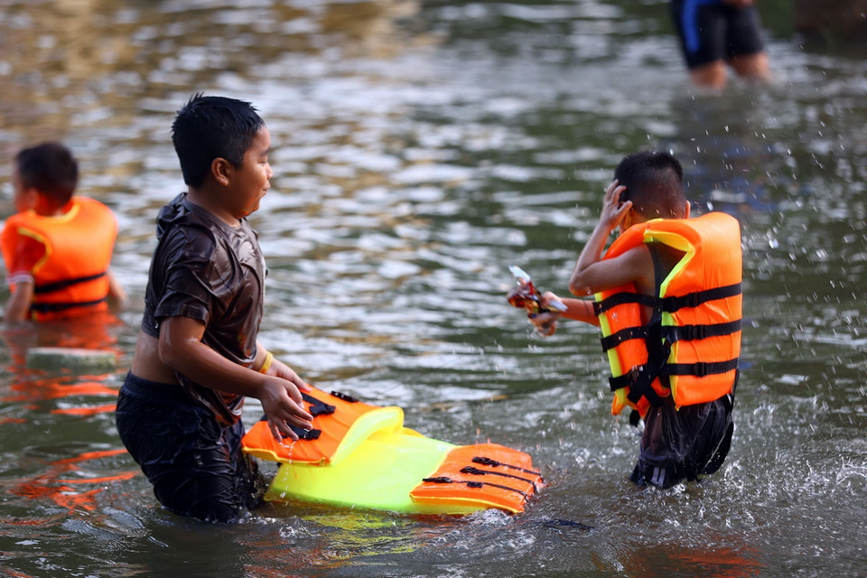 Đến thời điểm này, trên địa bàn huyện Quốc Oai (Hà Nội) vẫn còn 8 xã bị ngập úng, trong đó ngập sâu nhất là xã Cấn Hữu. (Ảnh: Huy Hùng/TTXVN)