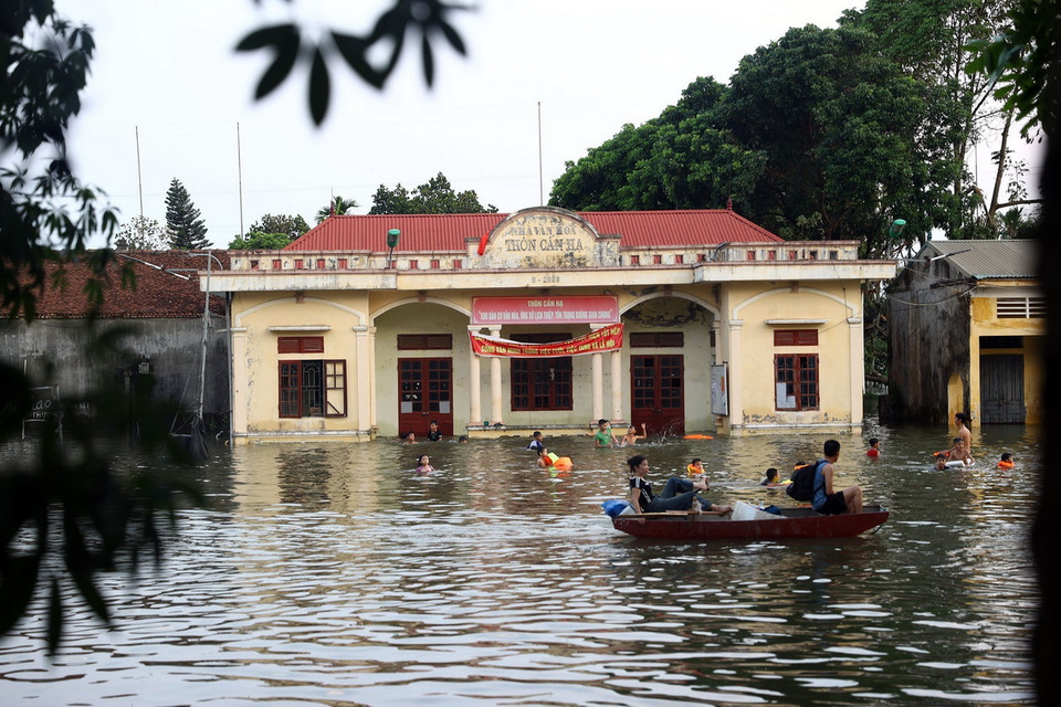 Sân trước nhà văn hóa Cấn Hạ, xã Cấn Hữu trở thành nơi bơi lội của người dân mấy ngày qua. (Ảnh: Huy Hùng/TTXVN)