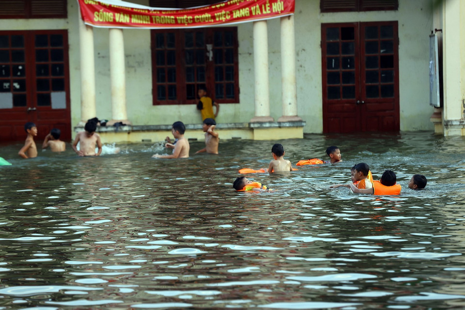 Sân trước nhà văn hóa Cấn Hạ, xã Cấn Hữu trở thành nơi bơi lội của người dân mấy ngày qua. (Ảnh: Huy Hùng/TTXVN)