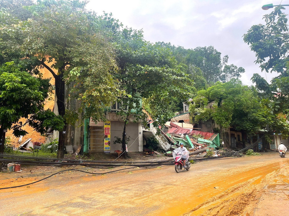 Hiện trường vụ sạt lở đất làm sập 2 ngôi nhà tại đường Yên Ninh, thành phố Yên Bái xảy ra vào tối 10/9. (Ảnh: Tuấn Anh/TTXVN)