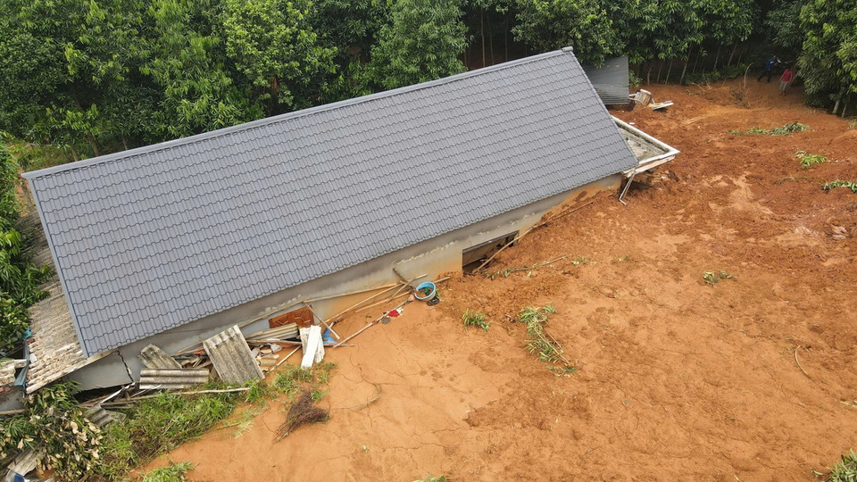 Đêm 10/9, ngôi nhà vừa mới xây của anh Phạm Văn Trung ở thôn Trực Bình, xã Minh Bảo bị đất đá sạt lở. Rất may không có thiệt hại về người.(Ảnh: Tuấn Anh/TTXVN)