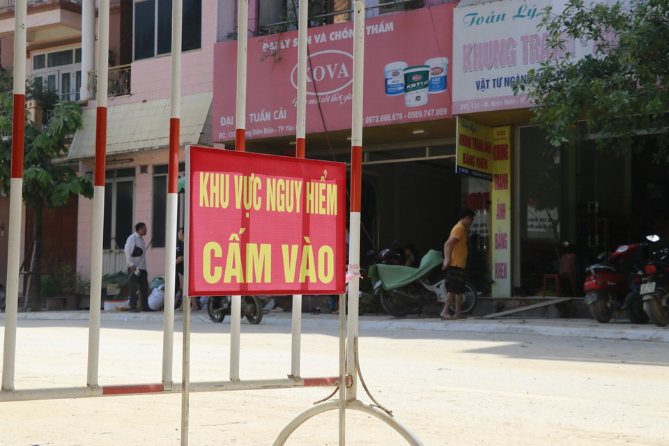 Cơ quan chức năng đã lập rào, đặt biển cảnh báo nguy hiểm tại khu vực sạt lở đường Điện Biên, phường Yên Ninh, thành phố Yên Bái. (Ảnh: Tuấn Anh/TTXVN)